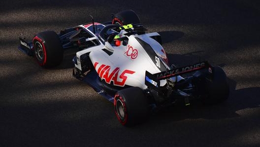 Mick Schumacher in azione ad Abu Dhabi. Ap