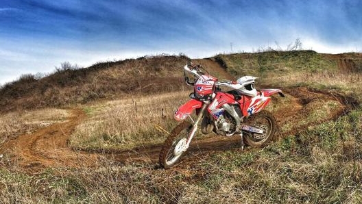 Una moto da enduro in un fettucciato, tipica location per gli allenamenti invernali