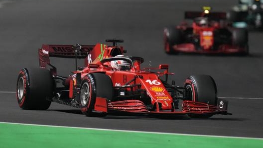 Charles Leclerc in azione a Gedda con la Ferrari. Lapresse