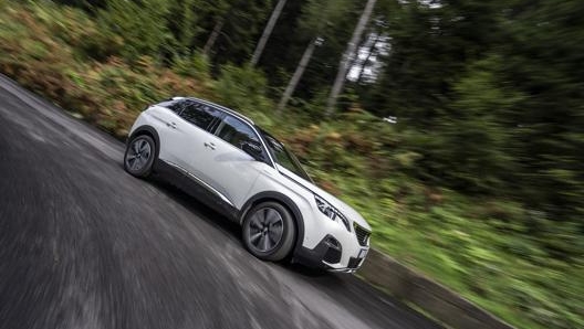 Peugeot 3008 Hybrid4 misura 4,447 metri in lunghezza e 1,841 in larghezza