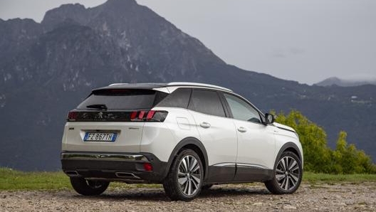 Peugeot 3008 Hybrid4 e-Eat8 è dotato di trasmissione automatica e trazione integrale