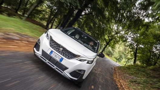 Peugeot 3008 Hybrid4 tocca una velocità di punta di 235 km/h e scatta da 0 a 100 km/h in 5,9 secondi