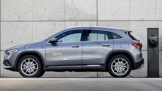 La Mercedes Gla condivide piattaforma e meccanica con la Classe A e si può noleggiare anche con il servizio chilometrico pay-per-use, Dynamic Lease