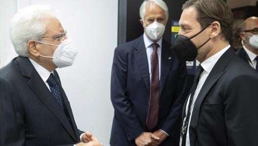 Il presidente Sergio Mattarella, Francesco Totti e Giovanni Malag lo scorso giugno allo stadio Olimpico di Roma. Ansa