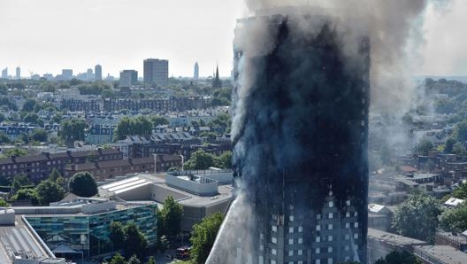 La Grenfell Tower distrutta dalle fiamme