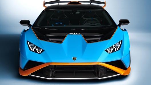 L’anteriore della Lamborghini Huracán Sto è dominato dal “cofango”: cofano, parafanghi e paraurti integrati in un solo elemento