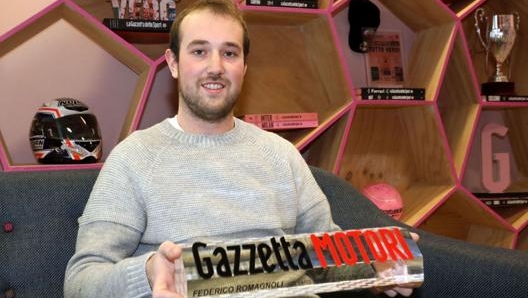 Romagnoli fotografato a “Casa Gazzetta” negli spazi della redazione milanese del quotidiano