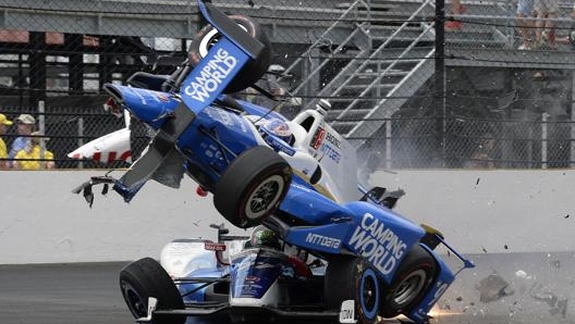 Il suo volo terrificante al 54° giro della 500 Miglia di Indianapolis del 2017. AP