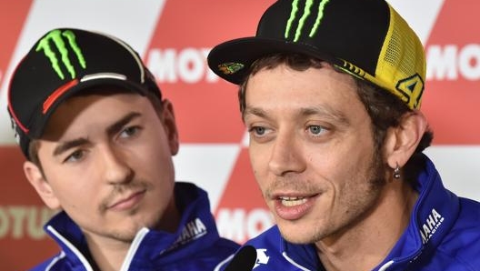 Da sinistra Jorge Lorenzo e Valentino Rossi. ai tempi della Yamaha. Afp