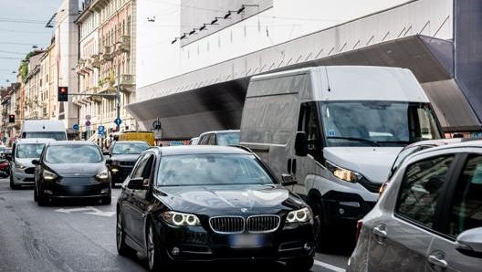 Non è una novità che spesso i figli adoperino le auto dei genitori. Ansa