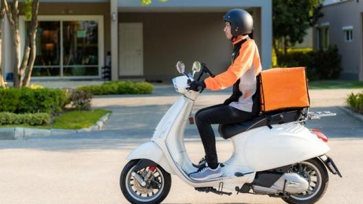 Una foto di archivio di un rider impegnato in una consegna di cibo a casa