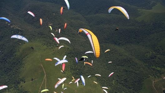 Un corso-base di volo in parapendio dura non meno di 6 mesi