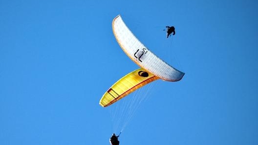 L’attrezzatura di base per volare in parapendio costa tra i 3,5 e i 4 mila euro