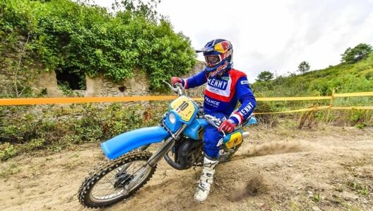 Peterhansel in azione con una Yamaha d’epoca all’isola d’elba per la six days enduro d’epoca del 2021 che ha vinto, la partecipazione alla gara vintage è stata utile anche per la sua preparazione alla Dakar 2022