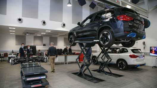 Una Bmw elettrica negli spazi del centro di formazione milanese