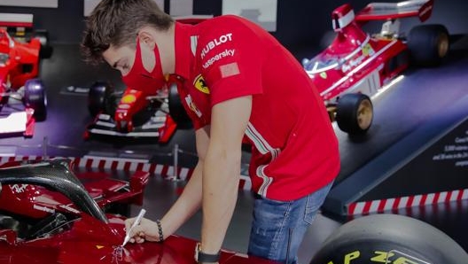 Leclerc autografa la SF1000 amaranto che finirà all’asta. Ferrari