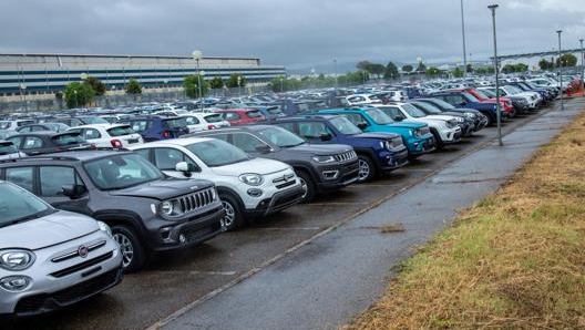 Un piazzale pieno di auto appena prodotte. Ansa