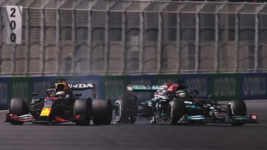 La controversa manovra del GP di Arabia fra Max e Lewis. Getty