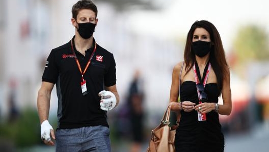 Romain Grosjean con la moglie Marion nel paddock di Sakhir. Getty