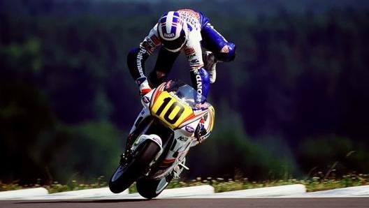 La prima vittoria sul nuovo circuito è andata a Wayne Gardner. Che a Brno si è preso anche qualche bello spavento…