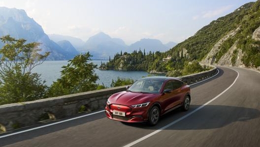 Tra le auto presenti anche la Ford Mustang Mach-e