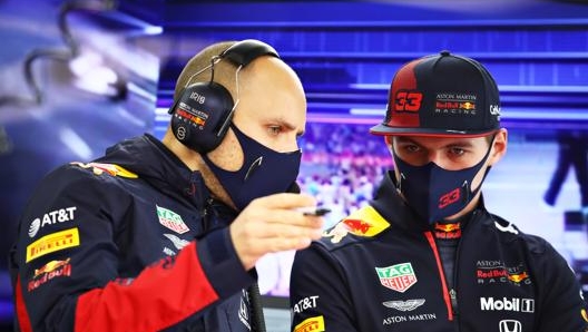 Max Verstappen al box con il suo ingegnere du pista, l’italiano Gianpiero Lambiase. Getty Images