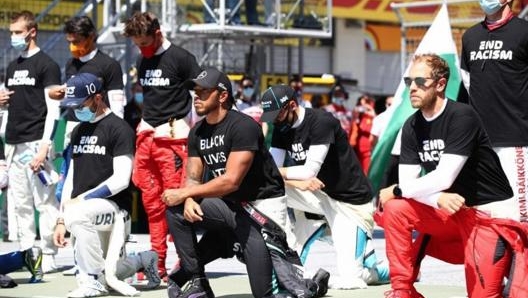 Il sostegno di Hamilton (al centro) e degli altri piloti di F1 a Black Lives Matter nel GP inaugurale del Mondiale 2020 in Austria