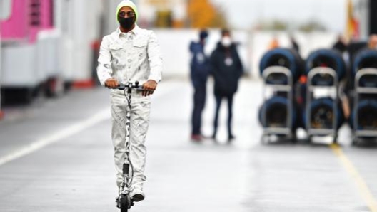 Lewis Hamilton sul suo monopattino al paddock del Nurburgring. Getty