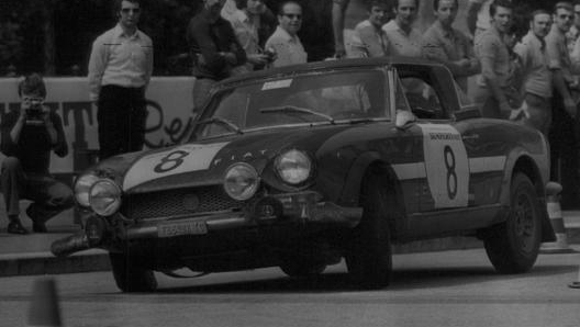 Raffaele Pinto su Fiat Spyder 124. Ap