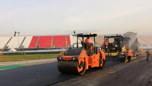 Le operazioni di rifacimento dell’asfalto del circuito di Misano