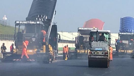 La stesura con giunto a caldo è un’operazione complessa che necessita di attrezzatura avanzate e manodopera specializzata