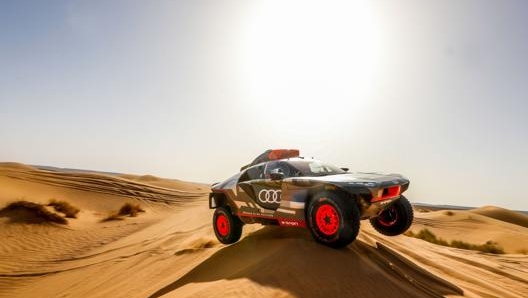 La RS Q e-tron durante in test nel deserto africano