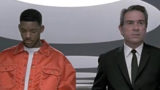 La scena di 'Men in black' usata da Di Giannantonio per annunciare il nuovo numero