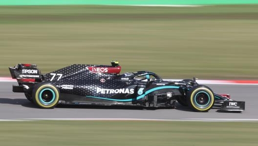 Valtteri Bottas in azione sulla Mercedes. Afp