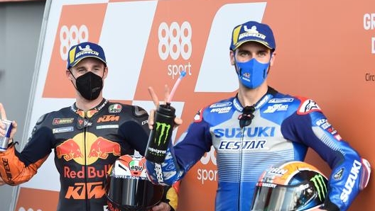 Pol Espargaro con Alex Rins. Afp