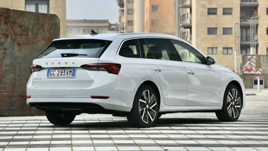 La Skoda Octavia ibrida plug-in si fa riconoscere per il logo iV sul portello del bagagliaio