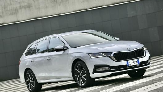 La nuova Skoda Octavia iV è una ibrida plug-in da 205 Cv, disponibile sia in versione berlina che station wagon