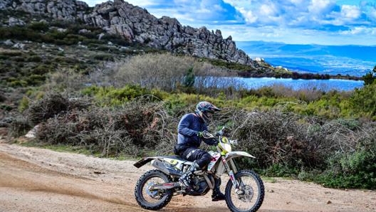 Danilo Petrucci nello splendido scenario della Sardegna