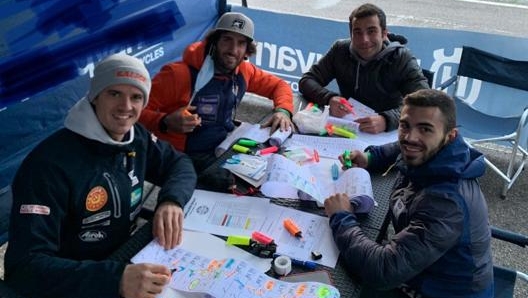 Si lavora al roadbook: da sinistra in senso orario Jacopo Cerutti, Tommaso Montanari, Danilo Petrucci e Claudio Spanu