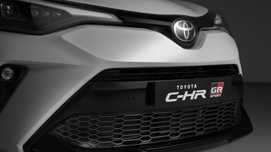 Il frontale aggressivo della Toyota C-HR GR Sport