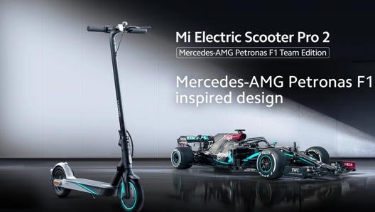 Il monopattino elettrico Xiaomi richiama, in termini di colori, le Mercedes di Hamilton e Bottas