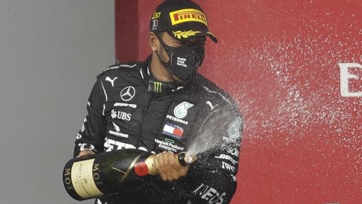 Un’immagine immutabile della Formula 1 di questi anni: Lewis Hamilton con lo champagne. Epa