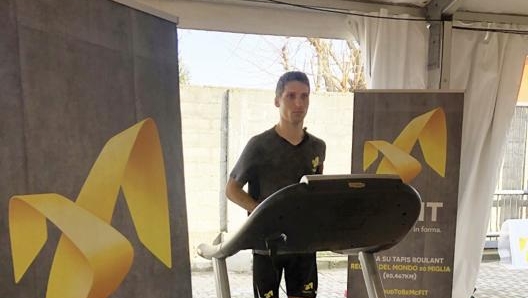 Il runner pavese Stefano Emma, 32 anni, sul tapis roulant