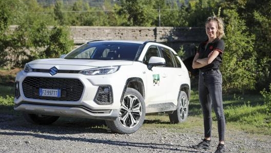 Carolina Kostner a fianco del Suv Suzuki Across, che ha guidato nel corso del Raduno 4x4