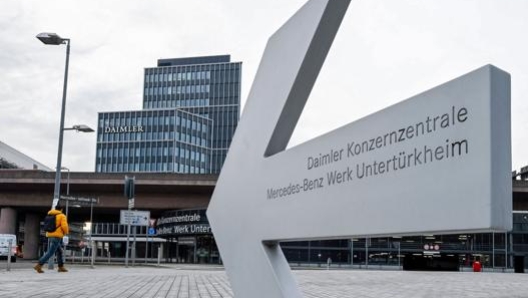 L’ingresso della fabbrica Daimler di Untertuerkheim. Afp