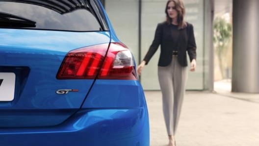 Il posteriore della nuova Peugeot 308 Gt con il doppio scarico e il badge dedicato