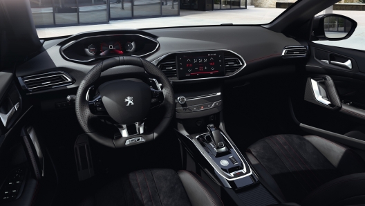 Gli interni con il Peugeot i-Cockpit