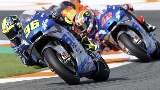 Joan Mir davanti ad Alex Rins. LaPresse