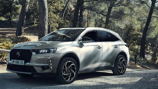 DS 7 Crossback E-Tense 225 ha un prezzo di listino da 48.700 euro