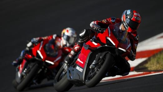 Danilo Petrucci e Andrea Dovizioso in azione a Portimao sulla Ducati Superleggera V4 - MILAGRO